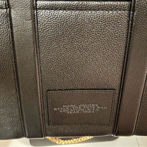 AUTHENTIC BRAND NEW MARC JACOBS
Black 'The Leather Medium' Tote - Picture 4 of 6